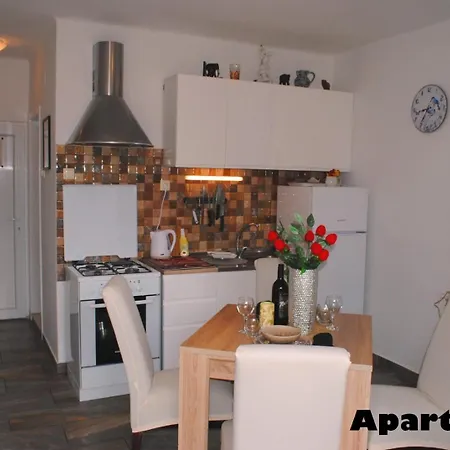 Sunshower And Apartamento Split